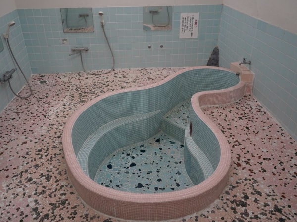 帳場の窓の上には鳳凰の透かし彫り（写真提供：鳳明館）