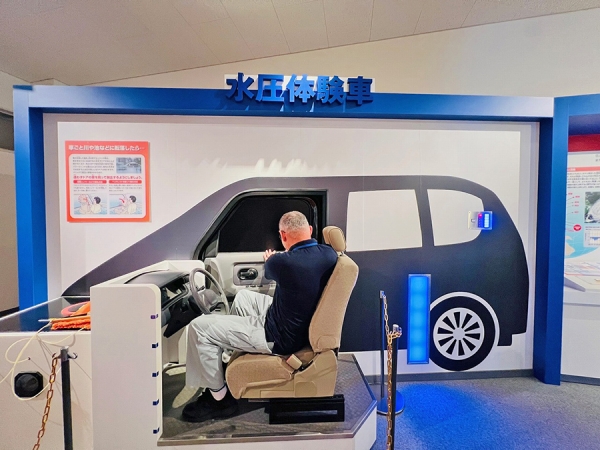 ▲防災センターでは①災害の体感→②防災対策体験→③日頃の防災活動へとつなげるための展示が行われている。「防災行政無線には全国共通のパターンがあって、高齢者避難の場合は10秒鳴って15秒休む、避難指示の場合は10秒鳴って5秒休む、災害発生時には1分間鳴り続ける…とサイレンの鳴り方が決まっています。このサイレンの違いについても実際に体験していただけます」