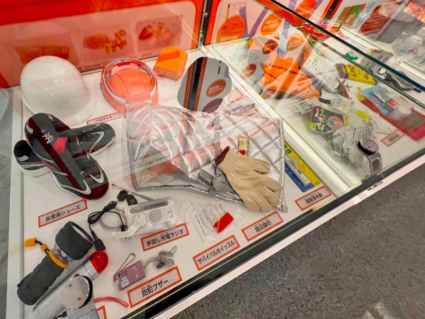 ▲水害への備えとして日頃から用意しておきたいもの。大地震の発生を想定した非常用持ち出し袋では、数日分の非常食や飲料水の用意が基本とされているが、水害の場合は極力身軽な状態で避難することが望ましい