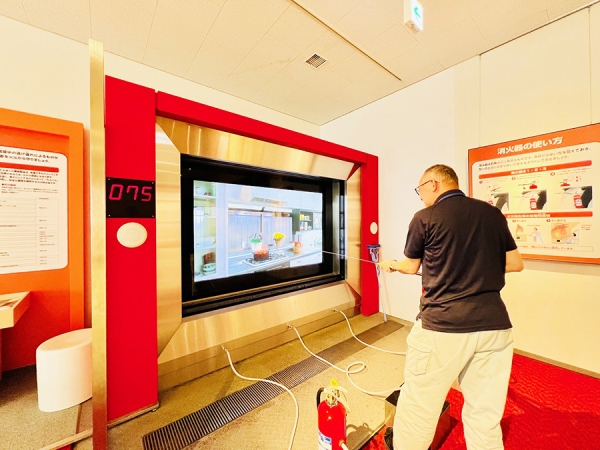 ▲水害への備えとして日頃から用意しておきたいもの。大地震の発生を想定した非常用持ち出し袋では、数日分の非常食や飲料水の用意が基本とされているが、水害の場合は極力身軽な状態で避難することが望ましい