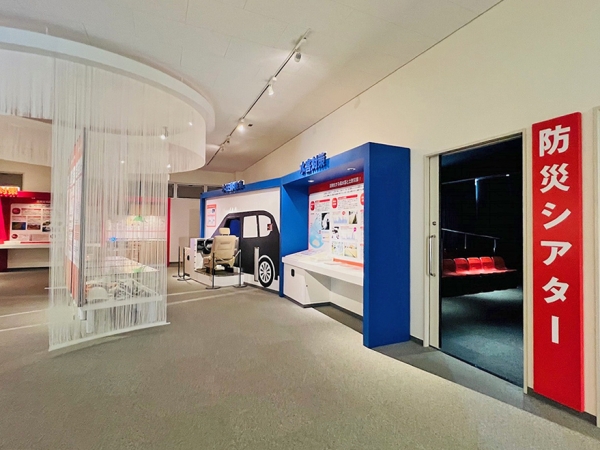 ▲防災センターでは①災害の体感→②防災対策体験→③日頃の防災活動へとつなげるための展示が行われている。「防災行政無線には全国共通のパターンがあって、高齢者避難の場合は10秒鳴って15秒休む、避難指示の場合は10秒鳴って5秒休む、災害発生時には1分間鳴り続ける…とサイレンの鳴り方が決まっています。このサイレンの違いについても実際に体験していただけます」