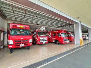 ▲消防車、はしご車、指揮車、救急車など消防署の緊急車両がズラリ。消防署内や消防士の仕事について見学できる点も子どもたちに好評だ