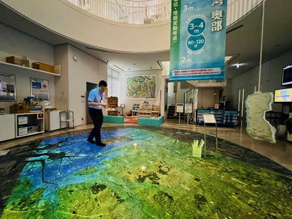 ▲海を泳ぐクジラの視点で南海トラフ周辺の海底を眺めた鳥瞰図ならぬ鯨瞰図の展示（減災ホール）