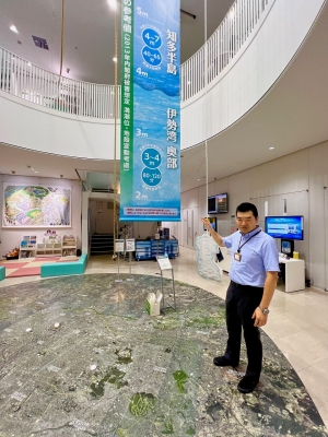 ▲2層吹抜けの減災ギャラリーには、南海トラフ巨大地震発生時における津波の高さの参考値が懸垂幕で展示されている。津波の危険性については数字でぼんやりと理解していたつもりでも、実際にこの高さを見上げてみると怖さを感じる