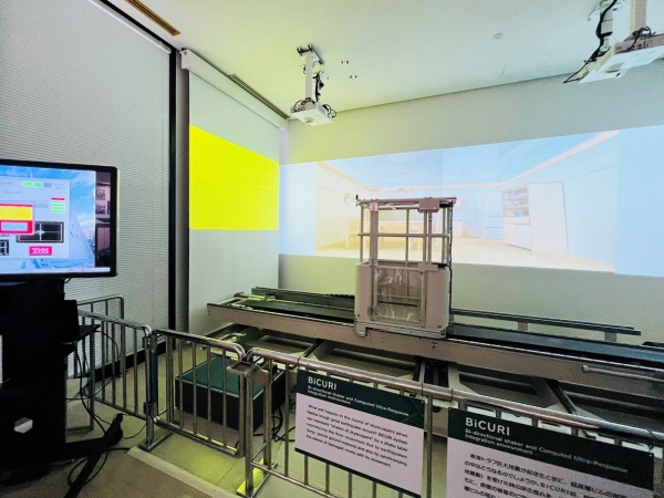 ▲海を泳ぐクジラの視点で南海トラフ周辺の海底を眺めた鳥瞰図ならぬ鯨瞰図の展示（減災ホール）