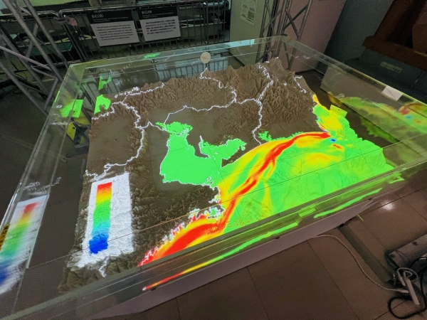 ▲海を泳ぐクジラの視点で南海トラフ周辺の海底を眺めた鳥瞰図ならぬ鯨瞰図の展示（減災ホール）