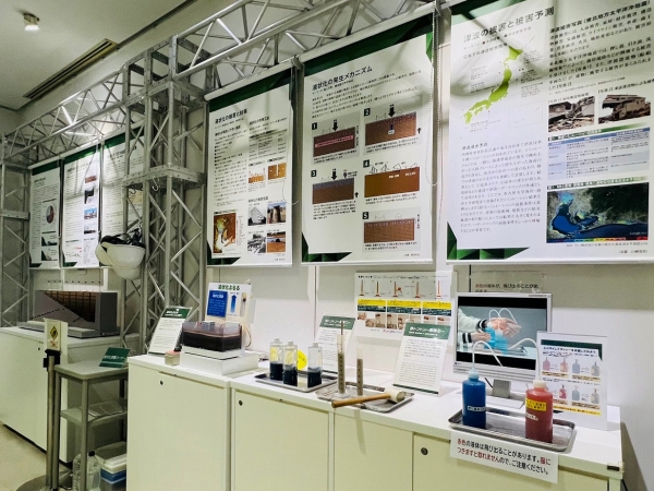 ▲減災館の北側通路はスケルトン状になっており、ガラス越しに建物地下の免震装置を見学できる