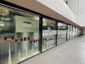 ▲減災館の北側通路はスケルトン状になっており、ガラス越しに建物地下の免震装置を見学できる