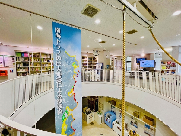 ▲「災害への備えは“いま住んでいる場所がどういう場所なのか？過去に何が起きていたのか？”を理解することからスタートします」と鷺谷教授。減災館2階ライブラリーには東海各市町村の地域資料が揃っており、災害の歴史について誰でも自由に閲覧できる。減災館で定期開催されているギャラリートーク（ミニ講演会）の過去のアーカイブ映像等も館内で視聴可能だ