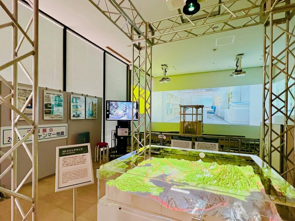 ▲減災館では、南海トラフ巨大地震の揺れを目で見て実感できる「振動台」をはじめ、ハザードマップや活断層マップを立体的に確認できる「3Dビジュアライズ」などが展示されている。「地震学においても、過去の災害記録が残されているのはだいたい100年分ぐらい。研究者はあちこちのお寺を巡り、古文書などを調べながら地道に研究を続けてきました。そうした研究の蓄積があったので東日本大震災についても“どういうメカニズムで起こったか？”という理解が比較的早くできたのです。逆に、地震が発生した後で研究のつじつまが合うこともあって、我々が理解できていなかった事象が判明することもあります」