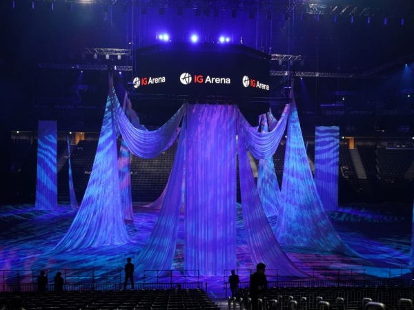 IGアリーナ開業式典「IGアリーナオープニングDAYs Experience The Arena」のオープニングアクト直前のアリーナの様子。布や照明の演出が美しい