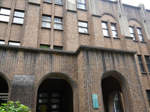 東京大学 理学部2号館の外観。経年を感じさせるスクラッチタイルと弧を描いた玄関のアーチが美しい