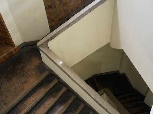 東京大学 理学部2号館の外観。経年を感じさせるスクラッチタイルと弧を描いた玄関のアーチが美しい