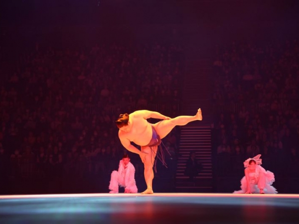 IGアリーナ開業式典「IGアリーナオープニングDAYs Experience The Arena」のオープニングアクト直前のアリーナの様子。布や照明の演出が美しい