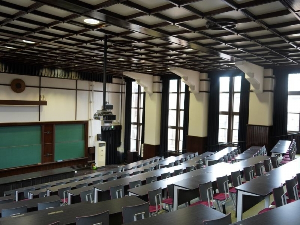 東京大学 理学部2号館の外観。経年を感じさせるスクラッチタイルと弧を描いた玄関のアーチが美しい