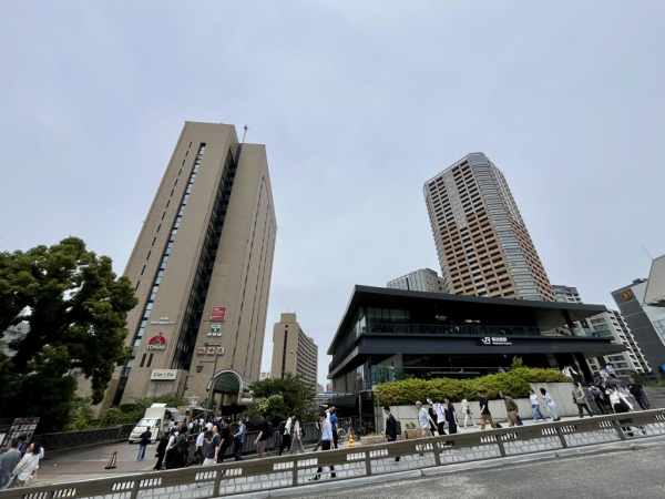 JR飯田橋駅西口駅舎および以前の再開発事業（飯田橋地区、富士見二丁目北部地区）で整備された高層建築物　※2025年6月撮影