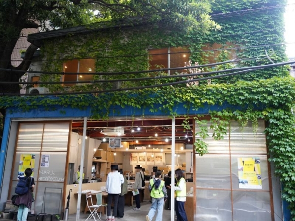 蔦に覆われた外観が印象的な建築設計事務所「MARU。architecture」。1階の天井は構造の梁や木造の床組みをそのままあらわにし、ハンモックなどもつるせるようにしているとか