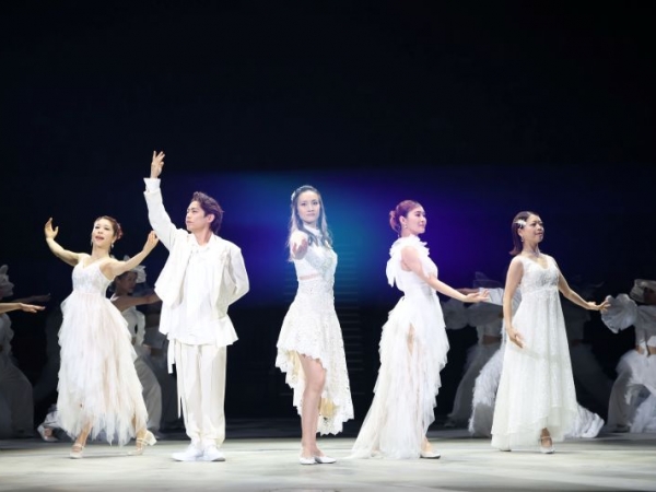 左から村上佳菜子氏、高橋大輔氏、荒川静香氏、村元哉中氏、鈴木明子氏