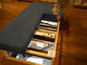 事務所の1階と2階をつなぐ吹き抜け