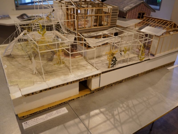 蔦に覆われた外観が印象的な建築設計事務所「MARU。architecture」。1階の天井は構造の梁や木造の床組みをそのままあらわにし、ハンモックなどもつるせるようにしているとか