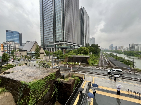牛込見附跡（JR飯田橋駅西口から撮影）　※2025年6月撮影