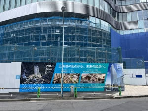 再開発事業地の前に設置されているPR看板　※2025年6月撮影