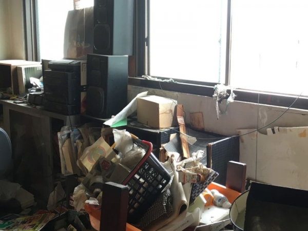 〈ビフォー〉人宿町には、残置物の多いビルや猫が住みついてしまった建物など、荒れた物件が数多くあった（写真提供：創造舎）