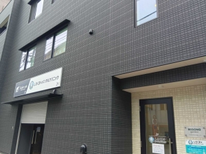 相鉄線二俣川駅から徒歩1分。クリニックは建物2階にあり、1階は直営のカフェとなっている