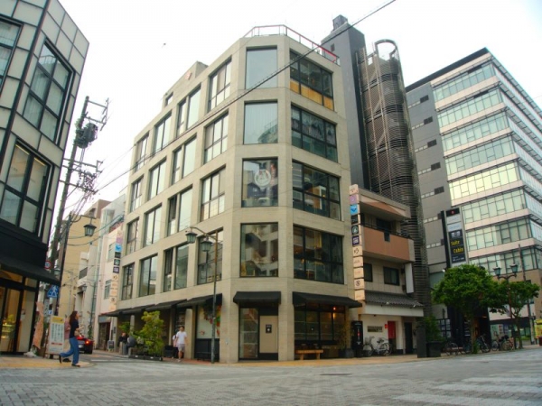 メイン通りの角に立つ創造舎が手がけたビル