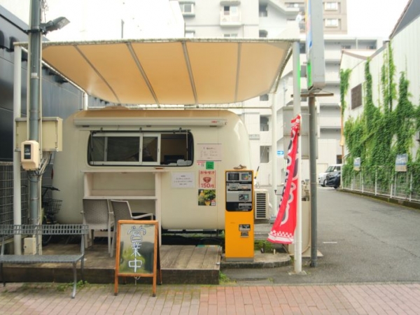 コインパーキングの入り口にキッチンカーを配置することで、商店街の連続性を演出している