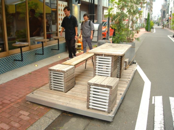 コインパーキングの入り口にキッチンカーを配置することで、商店街の連続性を演出している