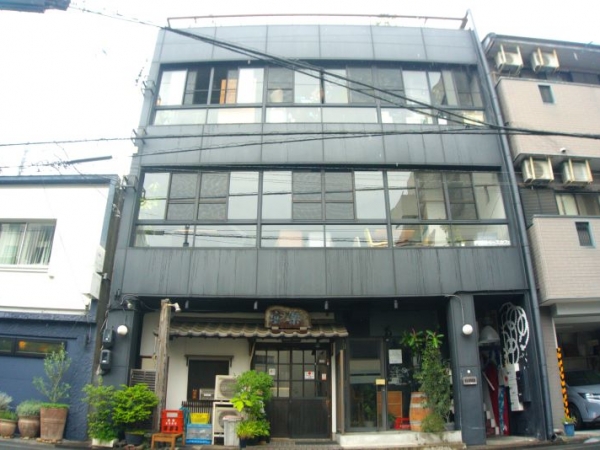 〈ビフォー〉人宿町には、残置物の多いビルや猫が住みついてしまった建物など、荒れた物件が数多くあった（写真提供：創造舎）