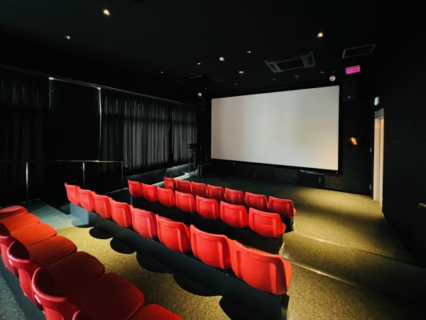 ▲防災センターでは①災害の体感→②防災対策体験→③日頃の防災活動へとつなげるための展示が行われている。「防災行政無線には全国共通のパターンがあって、高齢者避難の場合は10秒鳴って15秒休む、避難指示の場合は10秒鳴って5秒休む、災害発生時には1分間鳴り続ける…とサイレンの鳴り方が決まっています。このサイレンの違いについても実際に体験していただけます」