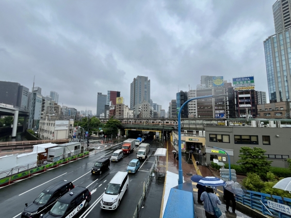 飯田橋交差点歩道橋からJR飯田橋駅東口方面を撮影　※2025年6月撮影