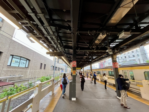 東西に長いJR飯田橋駅ホーム　※2025年6月撮影