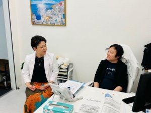 しろくま・メンタルクリニック院長の大熊氏（写真右）、不動産会社アオバ住宅社社長を務める傍ら精神保健福祉士としてクリニックに勤務する齋藤氏（写真左）