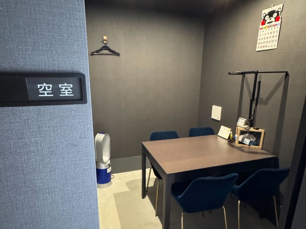 しろくま・メンタルクリニック院長の大熊氏（写真右）、不動産会社アオバ住宅社社長を務める傍ら精神保健福祉士としてクリニックに勤務する齋藤氏（写真左）