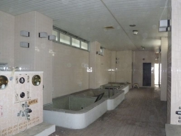 〈ビフォー〉長年放置された銭湯ビル（写真提供：創造舎）