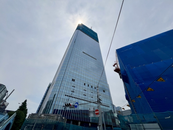 建築工事中の日本橋一丁目中地区市街地再開発事業（江戸橋方面から撮影）　※2025年6月撮影