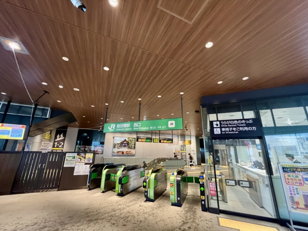 飯田橋駅改修前・改修後　※出典：JR東日本（2020年6月16日）「飯田橋駅がより安全に、より便利になります〜新ホーム、新西口駅舎および歩行者空間の供用開始について〜」