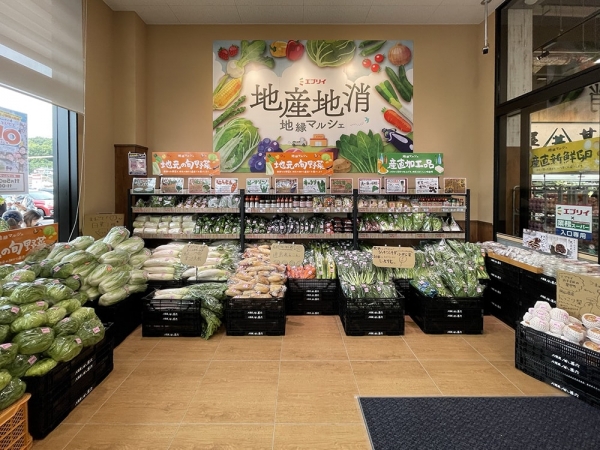 地元生産者が直接売場に持ち込んで販売する「地縁マルシェ」（提供：エブリイ）