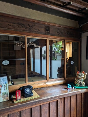 帳場の窓の上には鳳凰の透かし彫り（写真提供：鳳明館）