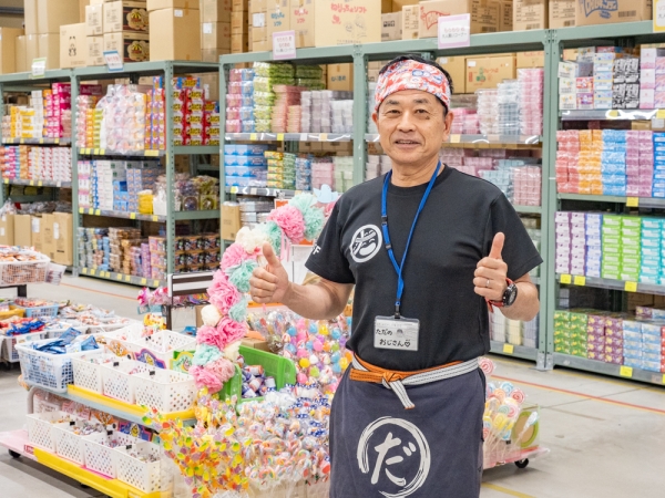 日本一のだがし売場は田畑が広がる郊外に立地し、工場のような巨大な建物をしている