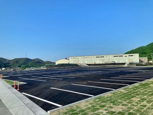 日本一のだがし売場は田畑が広がる郊外に立地し、工場のような巨大な建物をしている