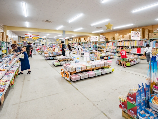 広大な店内に多数の商品が陳列されており、規模に圧倒される