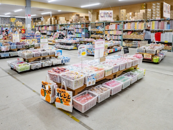 広大な店内に多数の商品が陳列されており、規模に圧倒される