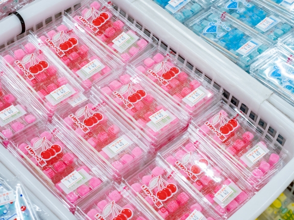 広大な店内に多数の商品が陳列されており、規模に圧倒される