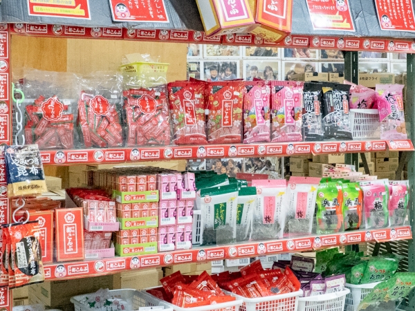 広大な店内に多数の商品が陳列されており、規模に圧倒される