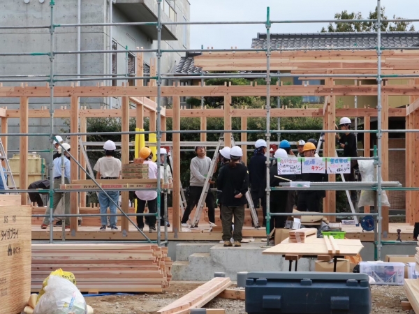 既存の住宅を解体し、使用可能な古材をレスキューする作業の様子