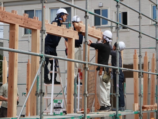 建て方に参加したボランティアのメンバー